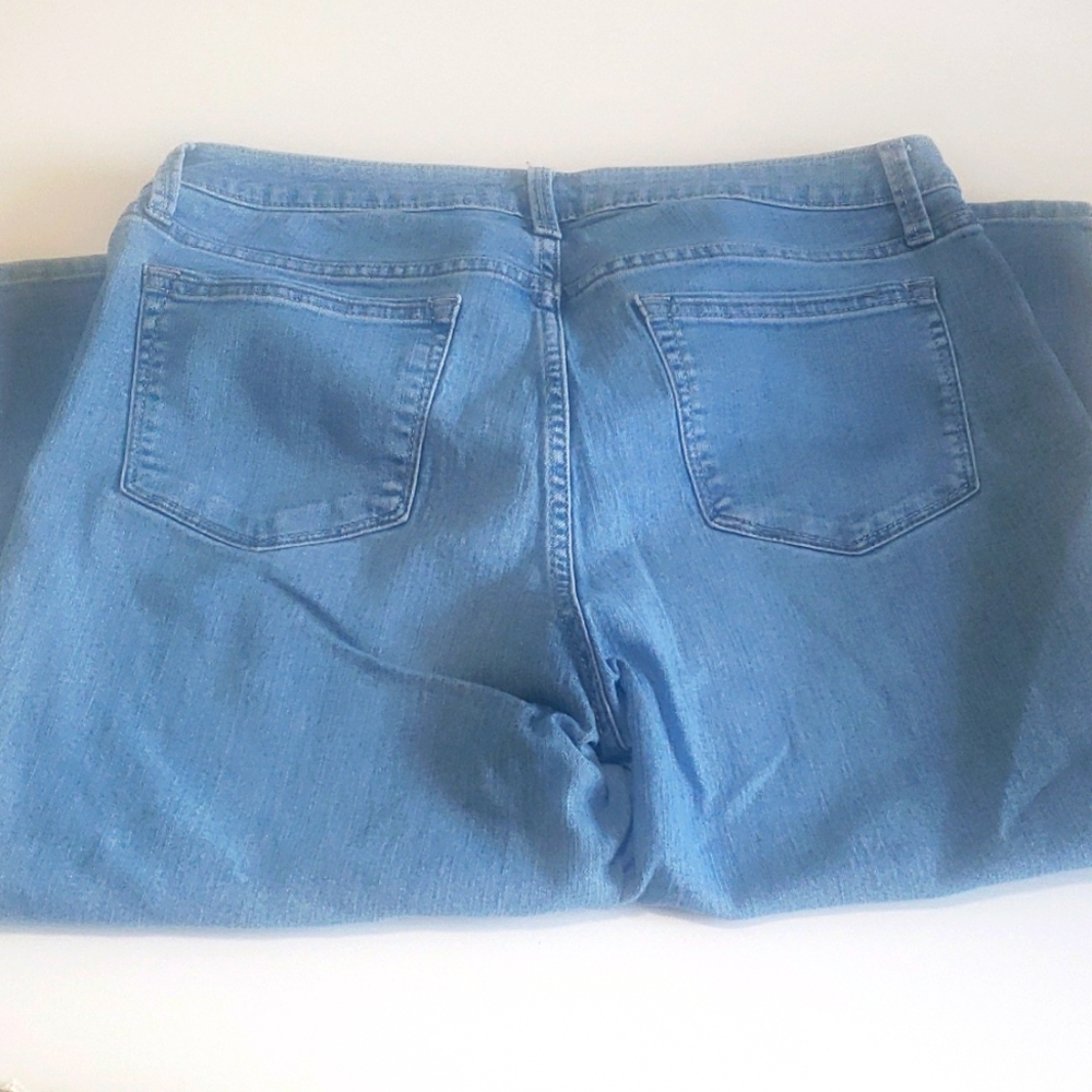 Lee Capri - Picture 2 of 6